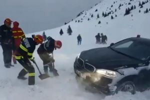 VIDEO. BMW înzăpezit pe drum închis circulaţiei rutiere! Pompierii au dat la lopată două ore