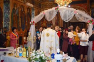 Traditie de 15 ani:  Doi copii aflati in asistenta maternala, crestinati la Cumpana (galerie foto)