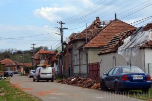 Efectele furtunii în Bihor: Sătenii din Rieni se grăbesc să-şi repare acoperişurile, în vreme ce pădurile au fost puse la pământ (FOTO/VIDEO)