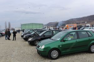 Maşinile la mâna a doua, mai ieftine chiar şi cu 20% în târgul de la Livezile. De ce se tem oamenii (FOTO)