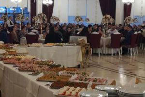 Mirii anului 2020 au umplut o sală de nunţi. Pentru ce s-au adunat (FOTO)