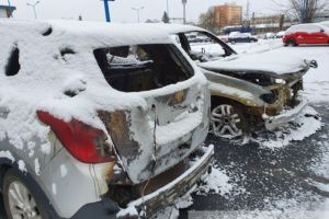 Un BMW s-a făcut scrum, pe Bulevardul Gării. Focul a cuprins şi un alt autoturism (Foto)