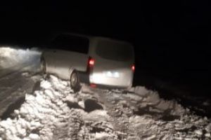 FOTO Un jandarm din Botoşani, care mergea la serviciu, solidar cu o „victimă” a drumurilor înzăpezite