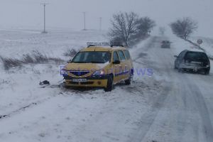 FOTO Un taximetrist din Botoşani a ajuns cu maşina într-un cap de pod. Din cauza zăpezii, nu a văzut construcţia de beton