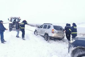 FOTO Mai multe persoane au rămas înzăpezite pe un drum judeţean închis. Pompierii şi angajaţii unei primării au intervenit să îi salveze