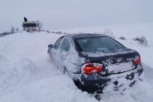 FOTO 11 maşini blocate în zăpadă pe un drum din Botoşani. Intervenţie de urgenţă în zonă