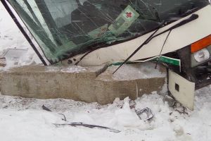 FOTO Accident din cauza zăpezii! Un autobuz cu opt persoane a intrat într-un cap de pod