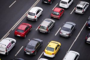 Românii şi maşinile: De la condusul alternativ al Daciilor din vremea lui Ceauşescu, la un parc auto cu peste 40 de mărci. Cu cât a crescut numărul maşinilor în 30 de ani şi cum s-a dezvoltat industria auto