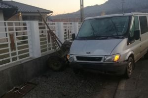 Accident la Maieru: O autoutilitară a intrat într-o căruţă (FOTO)