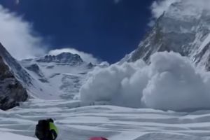 Risc maxim de avalanşe în Munţii Făgăraş. Avertismentul salvamontiştilor