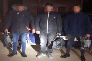 FOTO. Cinci migranţi din Algeria şi Libia, prinşi trecând ilegal frontiera pe jos!
