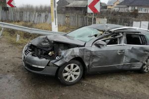 Trei persoane au fost rănite după ce remorca unui tir a lovit o maşină