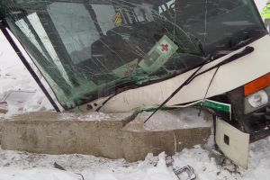 Patru persoane au fost rănite, după ce un autobuz a lovit un cap de pod la Corocăieşti