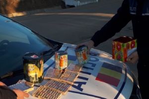 Comercianţi ilegali de articole pirotehnice identificaţi de poliţişti