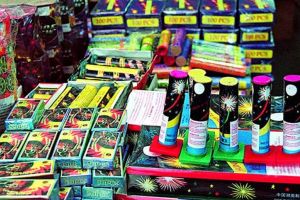 Sezonul petardelor – Mii de articole pirotehnice vândute ilegal în Târgul Obor din Sibiu