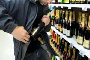 Bărbat la furat de alcool în Cisnădie – S-a luat la bătaie cu paznicul magazinului