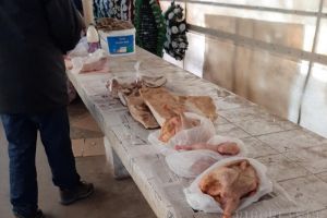 De mirul lumii! În piaţa din Beiuş se vând pui şi slănină direct de pe tarabă, lângă coroane (FOTO)