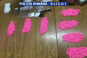 DIICOT: Droguri in valoare de 60.000 de euro, gasite intr-un imobil. Un suspect, retinut