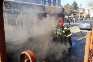 Craiova: Mijloc de transport in comun, distrus complet de flacari. Mai multe persoane se aflau in autobuz