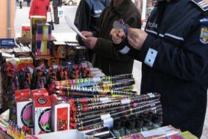 Mai mulţi sătmăreni, prinşi cu petarde şi artificii. Poliţiştii au confiscat sute de materiale pirotehnice