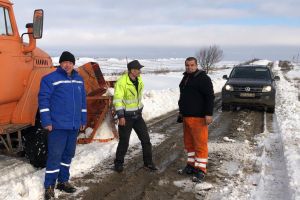 FOTO Un drum judeţean din Botoşani, blocat de zăpadă, a fost deschis circulaţiei