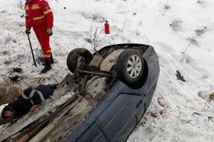 O tânără din Botoşani s-a răsturnat cu maşina. Șoferiţa a ajuns la spital