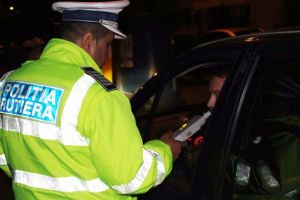 Șoferi morţi de beţi pe şoselele judeţului. Tânăr de 18 ani, prins cu o alcoolemie uriaşă la volan