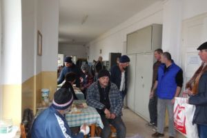 Sprijin pentru persoanele fără adăpost din Arad. DAS împreună cu Poliţia Locală le îndrumă spre Adăpostul de Noapte