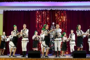 FOTO: Naşterea Domnului, cinstită prin cânt şi joc la Ruşii Munţi