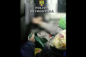Acoperită cu bagaje, pătură şi pufuleţi. O tânără a încercat să iasă din ţară, prin Borş, ascunsă pe bancheta din spate (VIDEO)