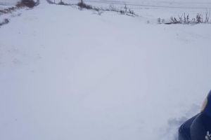 Un botoşănean cu afecţiuni medicale, ajutat de pompieri să ajungă la şedinţa de dializă. Drumul care ducea spre locuinţa sa era înzăpezit