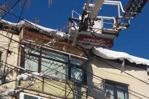 FOTO Trecători în pericol din cauza zăpezii de pe acoperişurile blocurilor din Botoşani. Pompierii, chemaţi de urgenţă