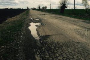 „Coşmarul şoferilor” Arad – Șiria – Pâncota mai aşteaptă. Când vor începe lucrările pe cel mai circulat drum judeţean