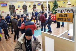 Peste 1.500 de orădeni au luat cu asalt ghişeele Primăriei ca să nu intre cu datorii în 2020 (FOTO)