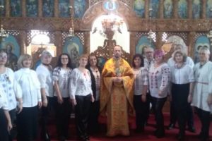 Grupului Coral „RAM”, în mijlocul credincioşilor din parohia Sâncraiu de Mureş