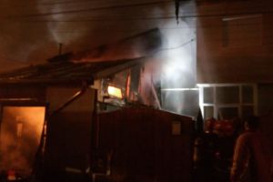 Incendiu de proportii in Capitala. Ard sase proprietati. Cinci echipaje SMURD la fata locului (galerie foto)