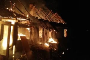 Incendiu la o pensiune unde erau cazaţi 12 turişti