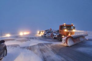 Utilaje aduse de la Vaslui şi Iaşi pentru deszăpezire pe drumurile naţionale din judeţul ...