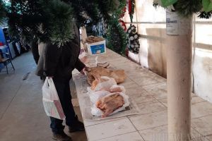 Vânzătoarea de pui din Beiuş a fugit din calea controlului. Inspectorii au confiscat carnea pe care o vindea direct de pe tarabă