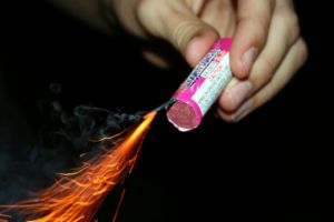 Zeci de mii de petarde confiscate de poliţiştii gălăţeni