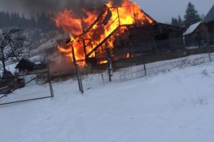 Umanitar: O familie cu trei copii se află într-o situaţie critică după un incendiu devastator