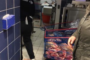 Control la Carrefour Lotus din Oradea după ce un client a publicat o fotografie cu peşti tăiaţi şi puşi la grămadă într-un cărucior 