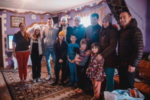 Iarnă mai bună: Familii nevoiaşe care locuiesc la poalele Munţilor Apuseni au primit pachete cadou (VIDEO)