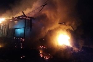FOTO & VIDEO Tragedie! O femeie a murit după ce casa i-a fost cuprinsă de flăcări