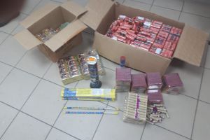 FOTO Articole pirotehnice confiscate de jandarmi în Piaţa Centrală din Botoşani
