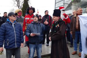 VIDEO & FOTO Suporterii FC Botosani l-au urat pe fostul preşedinte al clubului botoşănean, Cornel Șfaiţer