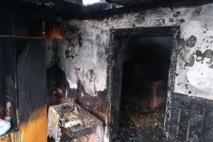 FOTO Dramă! O femeie din Botoşani a rămas, în ajunul Anului Nou, fără casă. Femeia, salvată în ultimul moment din foc