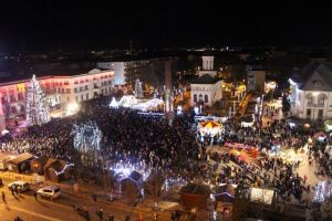 FOTO: Sute de oameni au ales să întâmpine noul an în Piaţa Unirii din Focşani