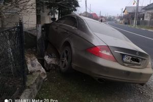 FOTO. Un sătmărean şi-a distrus bolidul, iar apoi a fugit de la locul accidentului