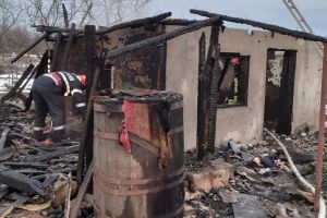 FOTO Casă din Botoşani cuprinsă de flăcări în prima zi din 2020